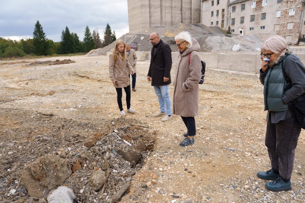 U pratnji predstavnika građanske inicijative “Gospić je moj dom” promatramo zemlju pomiješanu s medicinskim i plastičnim otpadom