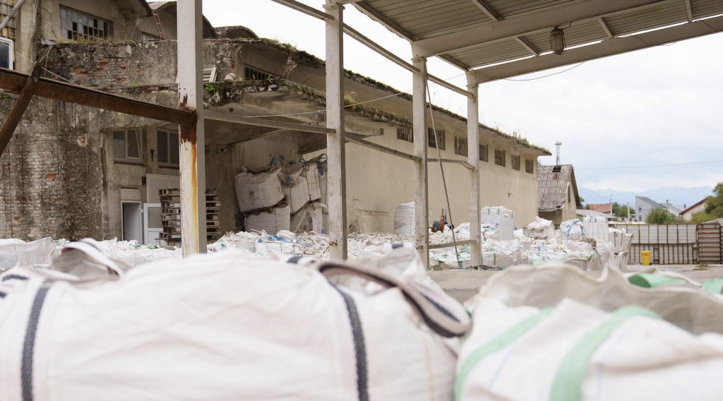 Ilegalni otpad u prostoru bivše tvornice PPK Velebit u Gospiću