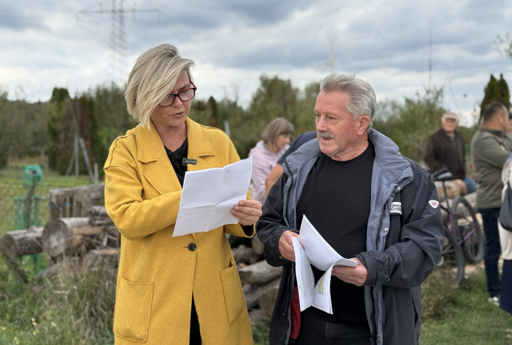 Sandra Benčić s jednim od vlasnika zemlje kojeg se želi izvlastiti